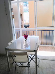 カルデス・デストラックにあるCaldes D'Estracの白いテーブルと椅子、花瓶