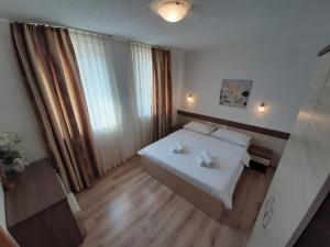 um quarto de hotel com uma cama e uma grande janela em Villa Gaga em Međugorje