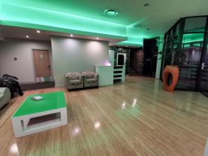 una sala de estar con un sofá y una mesa en Inn Green at Lake Umuzi, en Secunda