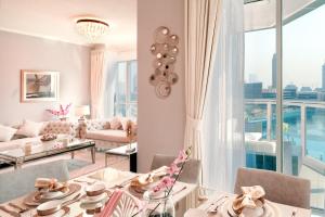 ein Wohnzimmer mit einem Sofa und einem Tisch in der Unterkunft Elite Royal Apartment - Full Burj Khalifa and Fountain View - Caesar in Dubai