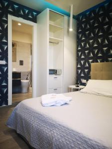 ナポリにある2B Fifteen Floor Suite Napoliのベッドルーム1室(ベッド1台付)、バスルーム(バスタブ付)が備わります。
