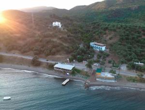 una vista aérea de una pequeña isla en el agua en Assos Yalı Butik Otel Beach en Ahmetçe