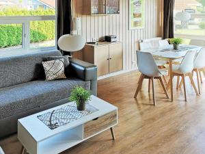 een woonkamer met een bank en een tafel bij Two-Bedroom Holiday home in Otterndorf 4 in Otterndorf