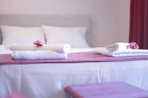 Un pat sau paturi într-o cameră la Assos Yalı Butik Otel Beach