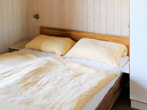 een bed met twee kussens in een kamer bij Two-Bedroom Holiday home in Otterndorf 4 in Otterndorf