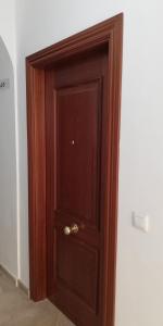 セビリアにあるApartamento en Calle Padillaの木製のドア