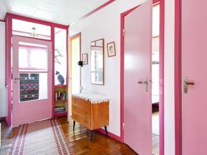 リンドファーレンにある8 person holiday home in S LENのピンクの壁とピンクのドアが特徴の部屋