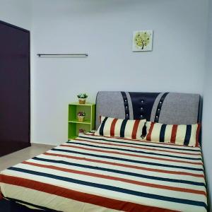 מיטה או מיטות בחדר ב-Ana Homestay Ayer Keroh Melaka