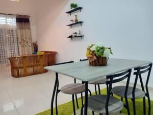 愛極樂的住宿－Ana Homestay Ayer Keroh Melaka，一张蓝色桌子和四把椅子