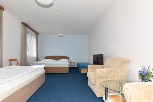 Postel nebo postele na pokoji v ubytování Hotel Trilobit + 37 fotografií