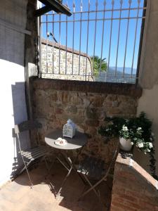 a table and chairs on a balcony with a view of the ocean at Casa Dalia in Montecatini Terme