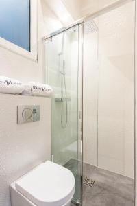 La salle de bains est pourvue d'une douche et de toilettes. dans l'établissement CMG Trocadéro / Doumer, à Paris