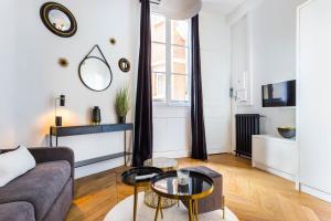 - un salon avec un canapé et une table dans l'établissement CMG Trocadéro / Doumer, à Paris