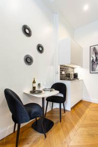 - une salle à manger avec une table et deux chaises dans l'établissement CMG Trocadéro / Doumer, à Paris
