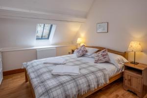 um quarto com uma cama e uma janela em The Garlic Farm em Sandown