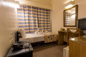Кровать или кровати в номере Hapi Hotel