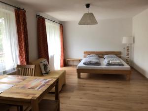 Łóżko lub łóżka w pokoju w obiekcie Karwendel-Lodge