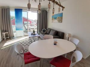 Posezení v ubytování Ferienwohnung Strandräuber + 19 fotografií