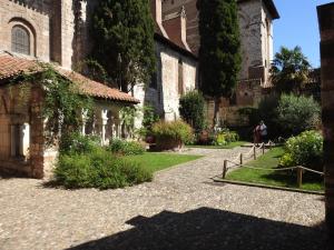 アルビにあるAppartement dans le cloître Saint Salvy à Albi.の城中庭