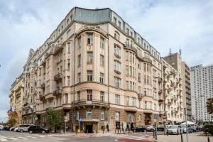 duży budynek na rogu ulicy w obiekcie Apartments Warsaw City Center by Noclegi Renters w Warszawie
