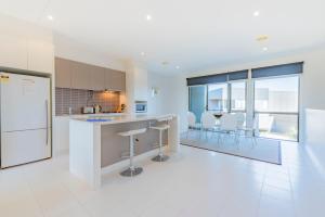 A kitchen or kitchenette at Stylish 3 Bedroom Condo
