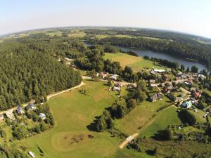 una vista aerea su un villaggio e un lago di Noclegi Pod Borkiem a Szypliszki