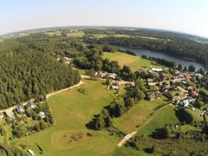 シプリシュキにあるNoclegi Pod Borkiemの村と湖の空中風景