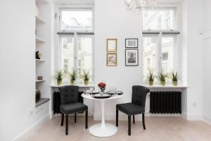 comedor con mesa y 2 sillas en Apartments Warsaw City Center by Renters, en Varsovia