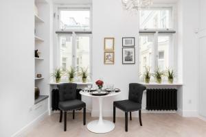 jadalnia ze stołem i 2 krzesłami w obiekcie Apartments Warsaw City Center by Noclegi Renters w Warszawie