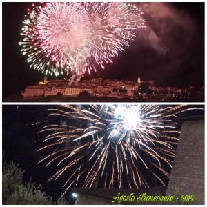 dos fotos de fuegos artificiales explotando en el cielo en Residence Grimani en Stroncone