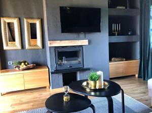 Televízia a/alebo spoločenská miestnosť v ubytovaní Zoe Luxury House
