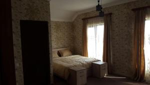 una camera da letto con un letto e una finestra di Lake Tabatskuri a Borjomi