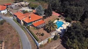 una vista aérea de una casa con piscina en Aldea Figueiredo, en Ourense