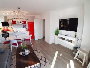 TV a/nebo společenská místnost v ubytování Ferienwohnung Strandräuber