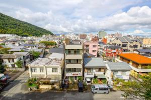 vistas a una ciudad con edificios en Hostel Coliberty, en Tokushima