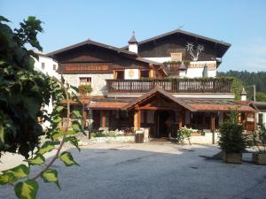 ein großes Gebäude mit Balkon darüber in der Unterkunft Alla Frasca Verde in Lauco