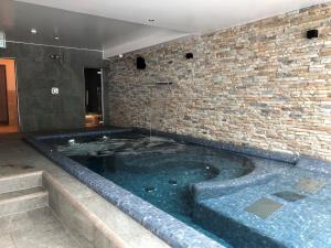uma grande piscina numa parede de tijolos em Mountain Lodge, Les Crosets em Les Crosets