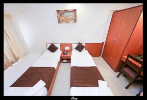 Postel nebo postele na pokoji v ubytování Hotel Lucky Goregaon