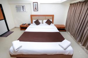 Postel nebo postele na pokoji v ubytování Hotel Lucky Goregaon
