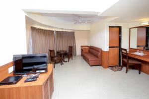 TV a/nebo společenská místnost v ubytování Hotel Lucky Goregaon