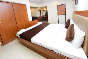 Postel nebo postele na pokoji v ubytování Hotel Lucky Goregaon