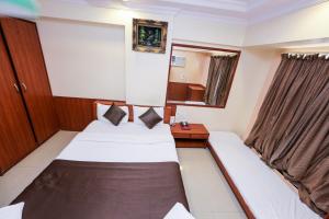 Postel nebo postele na pokoji v ubytování Hotel Lucky Goregaon