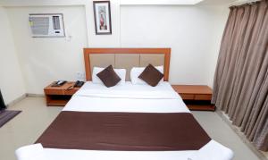 Postel nebo postele na pokoji v ubytování Hotel Lucky Goregaon