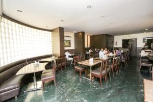 Posezení v ubytování Hotel Lucky Goregaon