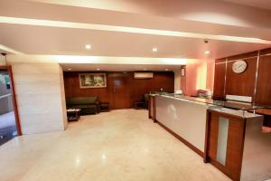 Kuchyň nebo kuchyňský kout v ubytování Hotel Lucky Goregaon