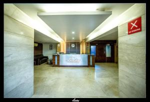 Vestibiulis arba registratūra apgyvendinimo įstaigoje Lucky Hotel Goregaon