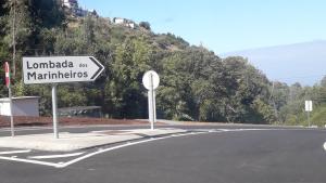 ein Straßenschild an der Seite einer Straße in der Unterkunft Madeira Native Motion Guest House in Fajã da Ovelha