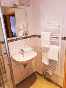 Een badkamer bij Hotel Oyer Hof - selbst Service