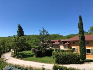 una casa con un camino de grava y árboles en Gites le Paradis - Superbe vue sur le Vercors Dominant le village en Pont-en-Royans