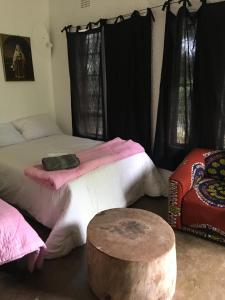 Kwekwe的住宿－Nyangombe Backpackers，一间设有床铺和桌子的房间